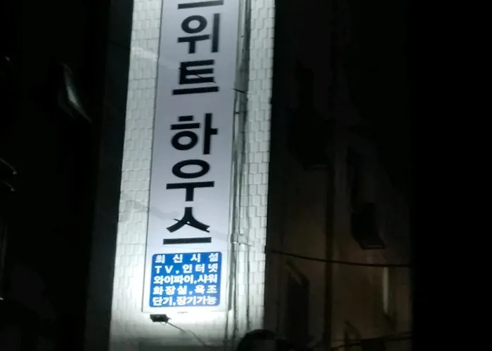Sweet House Seoul, Line 2 & 5 - Direct To Hongdae Gangnam