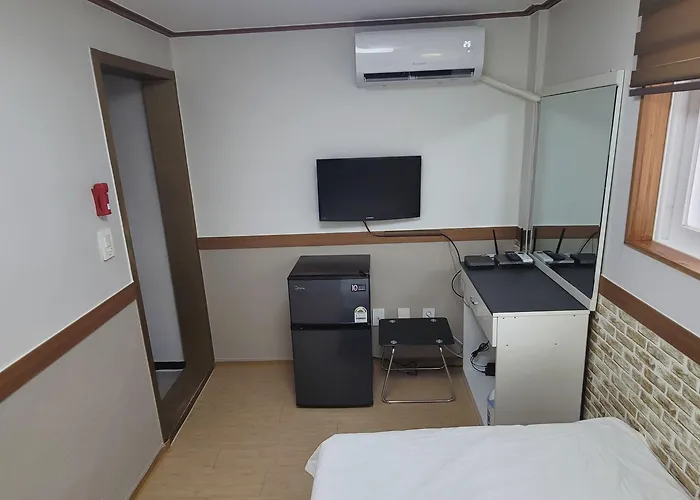 Sweet House Seoul, Line 2 & 5 - Direct To Hongdae Gangnam