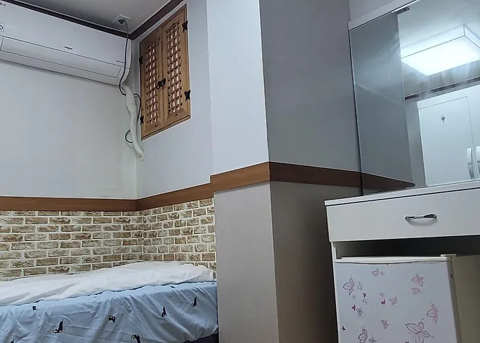 Sweet House Seoul, Line 2 & 5 - Direct To Hongdae Gangnam *