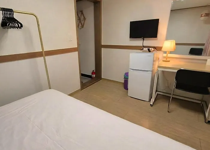 Sweet House Seoul, Line 2 & 5 - Direct To Hongdae Gangnam *