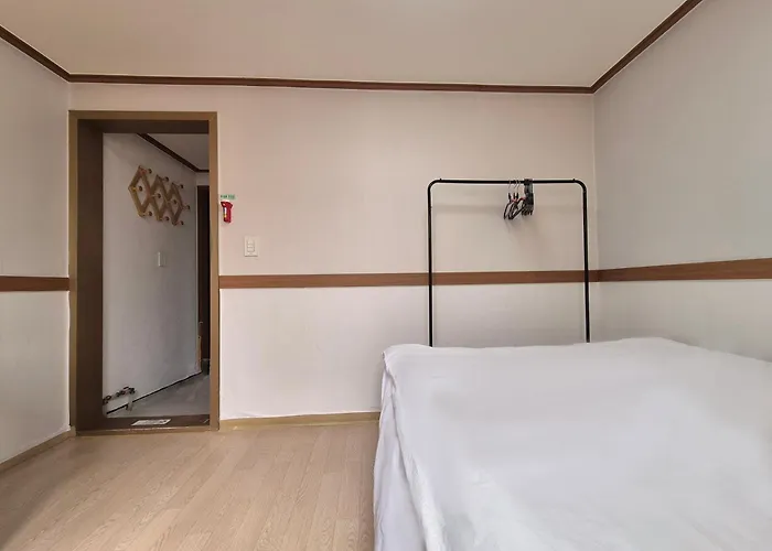 Sweet House Seoul, Line 2 & 5 - Direct To Hongdae Gangnam
