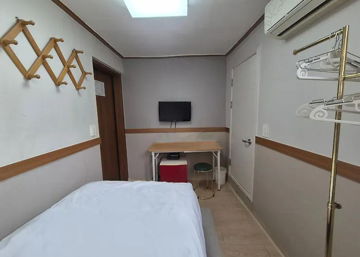 Sweet House Seoul, Line 2 & 5 - Direct To Hongdae Gangnam * Seoel
