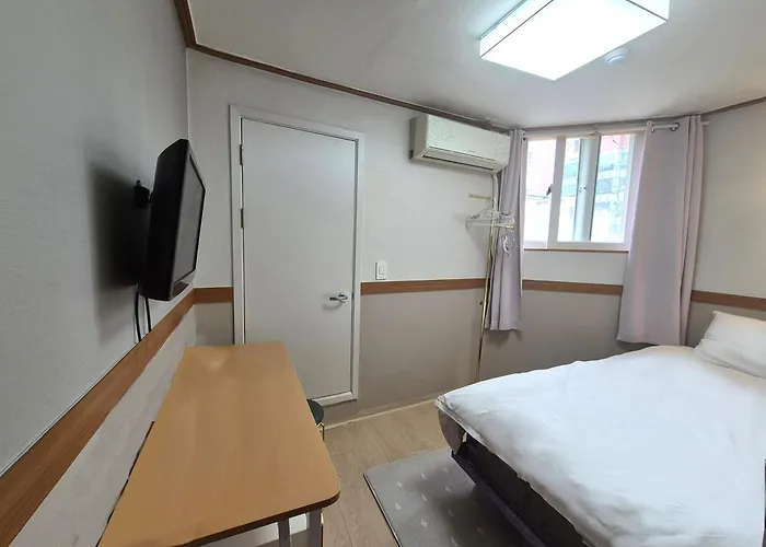 Sweet House Seoul, Line 2 & 5 - Direct To Hongdae Gangnam